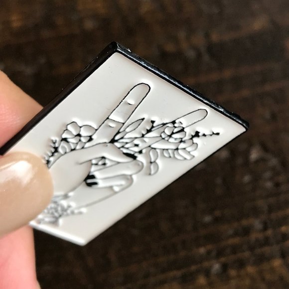 Peace Sign Black & White Collectible Enamel Pin NEW! 885x1 - Picture 4 of 5